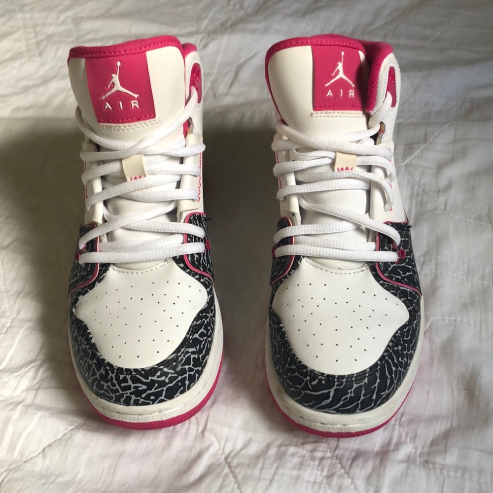 Jordan’s Youth 7 or Womens 8-8.5